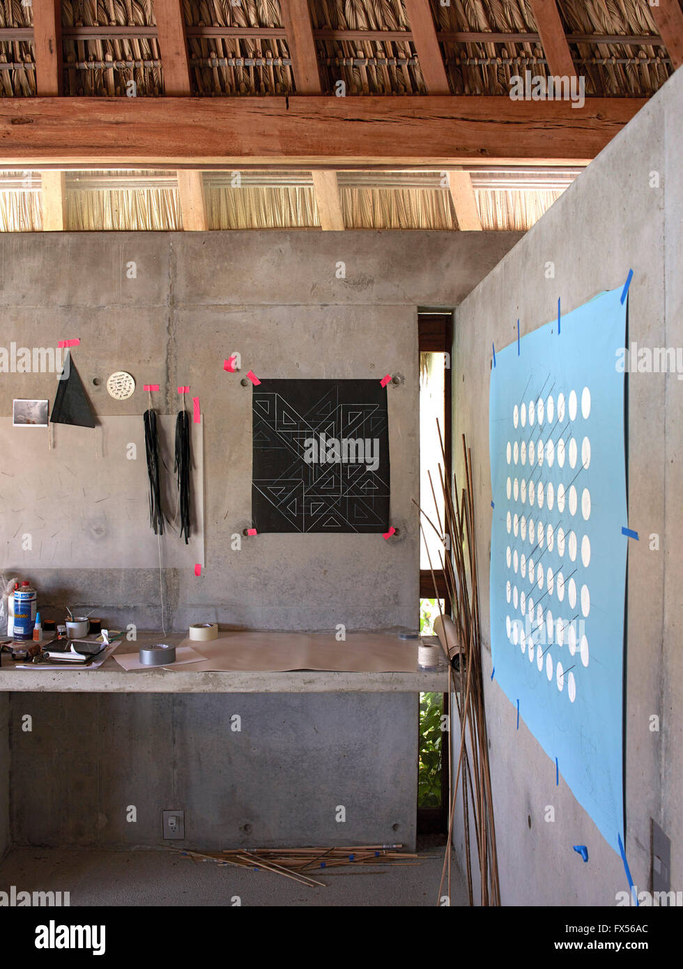 Studio intérieur avec Art par Jeni Mao. Casa Wabi, Puerto Escondido, au Mexique. Architecte : Tadao Ando, 2015. Banque D'Images