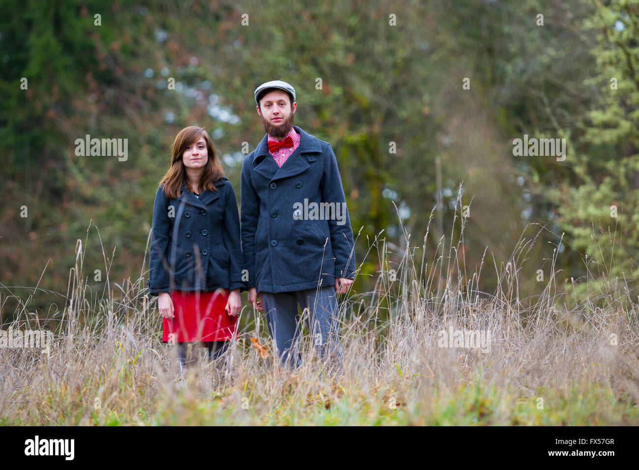 Engagée et dans l'amour, ce couple pose pour des portraits en plein air en hiver. Banque D'Images
