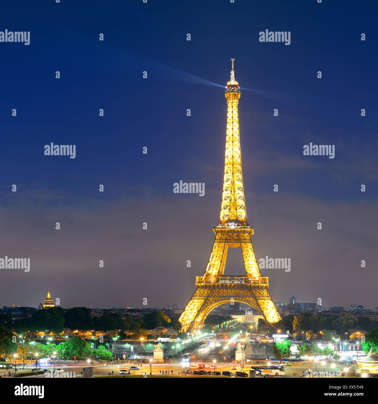 PARIS, FRANCE - Le 13 mai : Eiffel Tower at night le 13 mai 2015 à Paris. C'est le plus visité payé au monde avec 250 millions de visiteurs annuels. Banque D'Images
