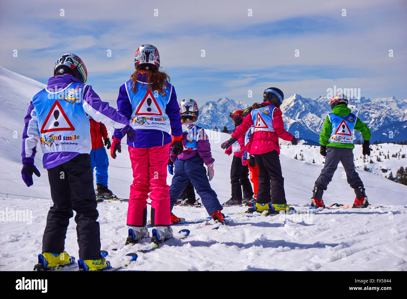 École de ski pour enfants groupe avec instructeur. Photo est prise à Alpbach, Tyrol, Autriche. Banque D'Images