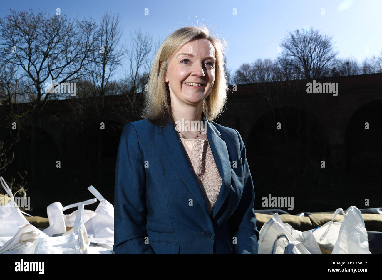 Elizabeth Truss, Secrétaire d'État à l'environnement, de l'Alimentation et des Affaires rurales, sur une visite de la région de Kirkstall Leeds, West Yor Banque D'Images