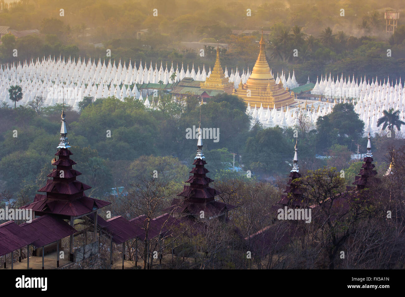 Temps avant le lever du soleil à la pagode Sandamuni, Mandalay, Myanmar Banque D'Images