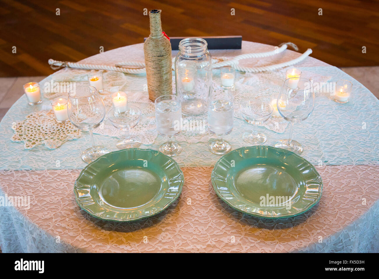 Réglage de la table pour les mariés à leur réception de mariage. Banque D'Images