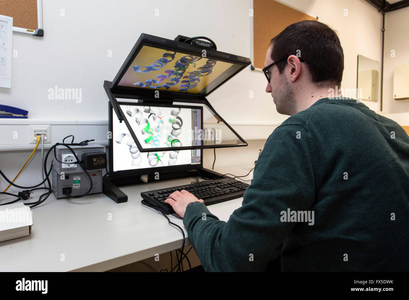 Les scientifiques sur un moniteur 3D à l'Université Heinrich-Heine à Düsseldorf Banque D'Images