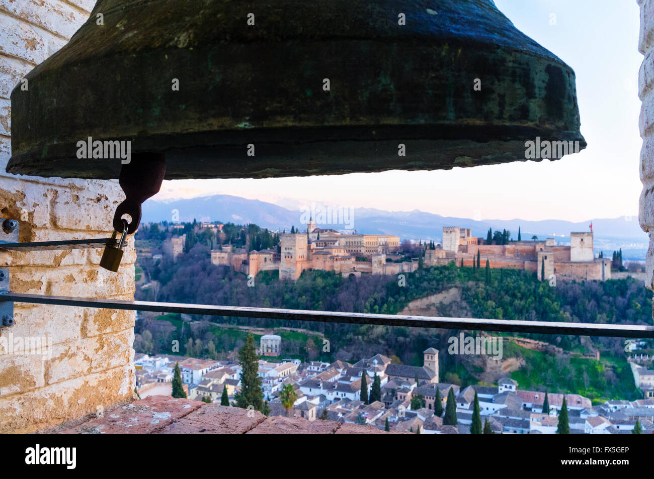 Bell et palais de l'Alhambra vu de Saint Nicholas beffroi. Grenade, Andalousie, Espagne Banque D'Images