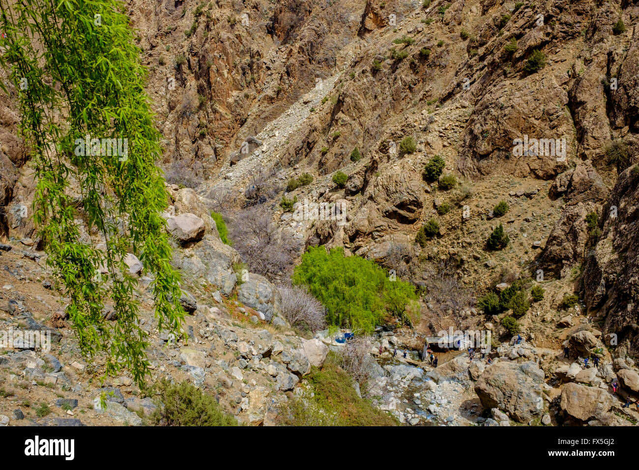 L'étroit sentier raide jusqu'aux montagnes de l'Atlas à la cascade de Setti-Fatma dans la vallée de l'Ourika, Maroc, Afrique du Nord Banque D'Images
