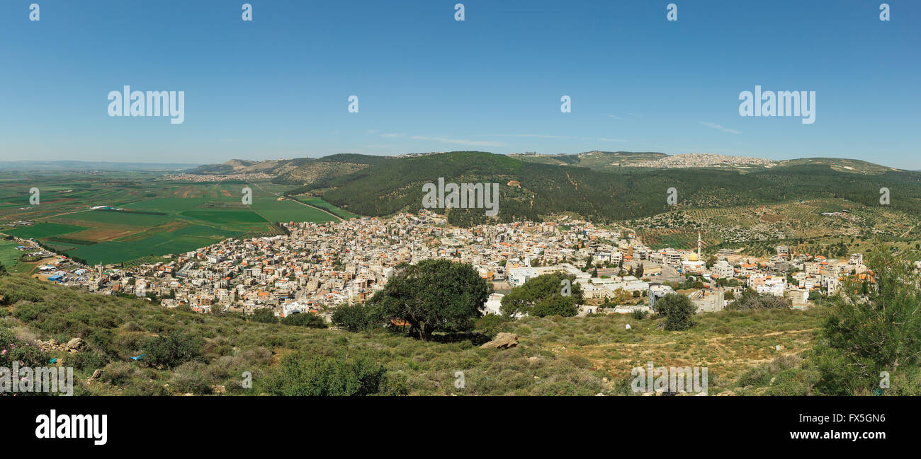 Village arabe panorama avec le Mont Thabor en Israël Banque D'Images