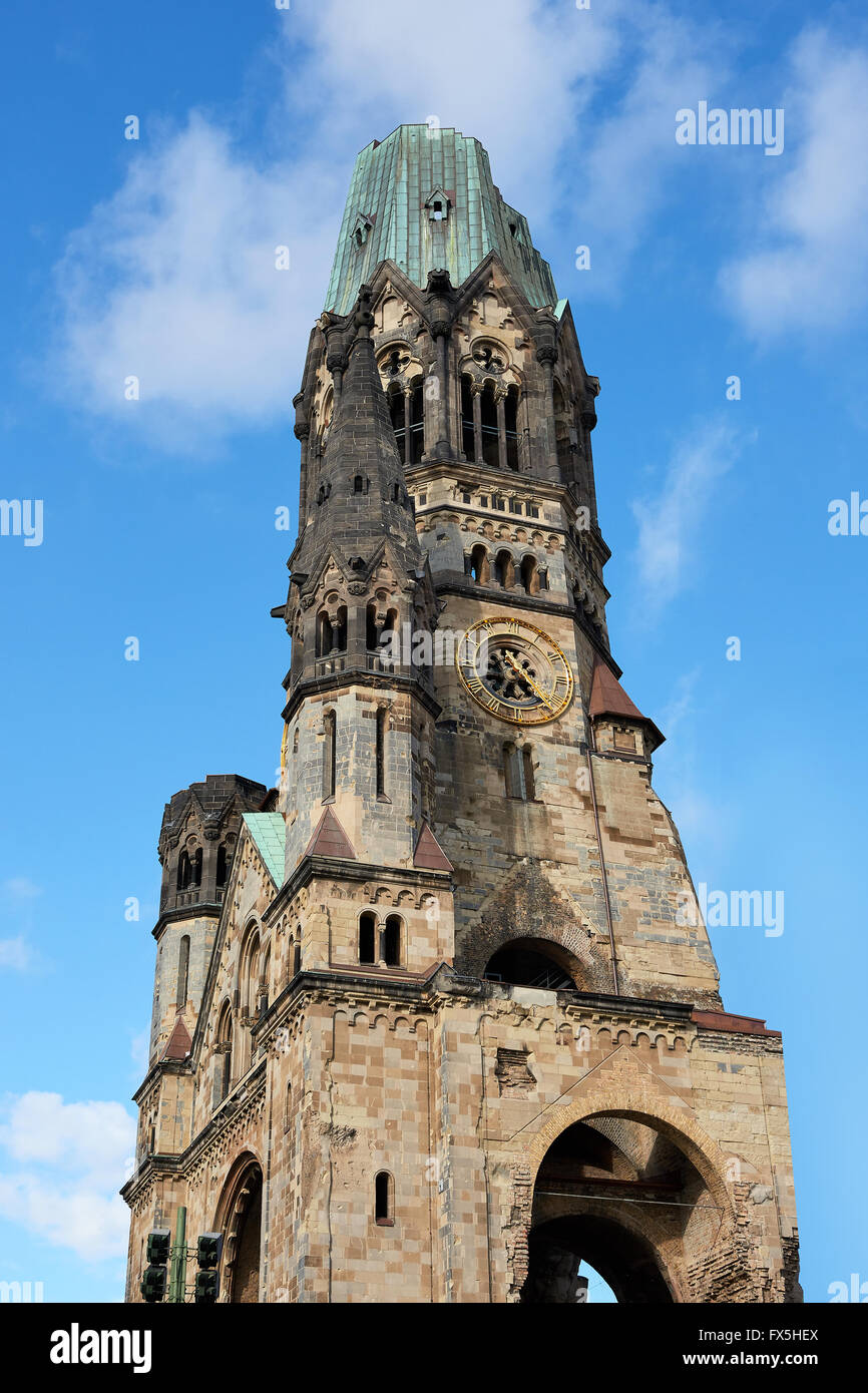 L''Église du Souvenir Empereur Guillaume avec ciel bleu en arrière-plan Banque D'Images