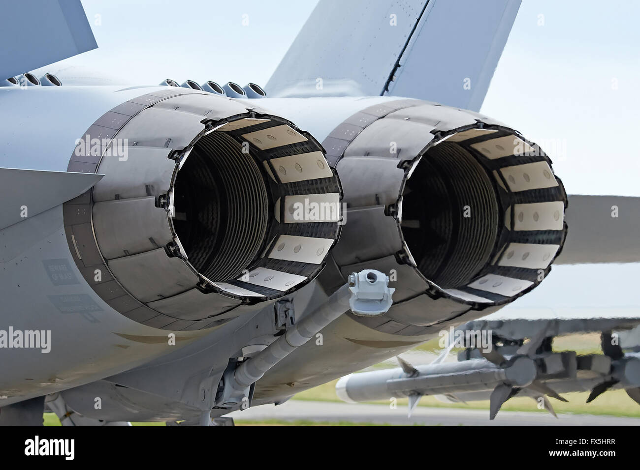 Gros plan des moteurs à réaction sur un avion de chasse militaire Banque D'Images