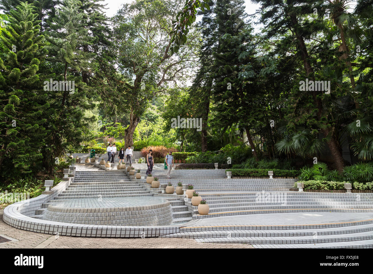 Dispositif de l'eau et les humains à des escaliers à la luxuriante et Green Park de Hong Kong à Hong Kong, Chine. Banque D'Images