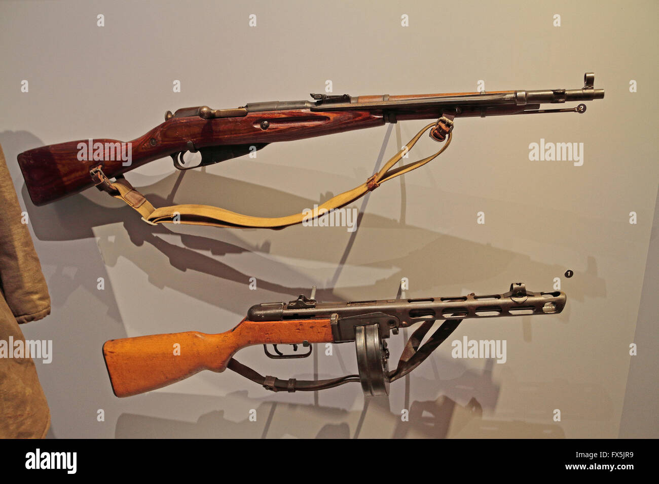 La DEUXIÈME GUERRE MONDIALE : les armes russes Mosin Nagant M1944 (top) et PPSHIM1941 (en bas) dans le Bastogne War Museum, Bastogne, Belgique. Banque D'Images