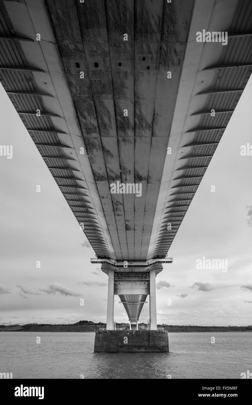 Le Severn Bridge à partir de ci-dessous. Banque D'Images
