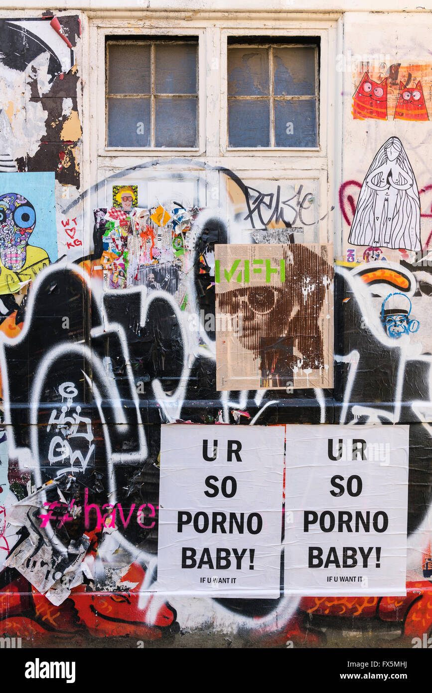 Des affiches et des graffitis dans l'Est de Londres près de Brick Lane Banque D'Images