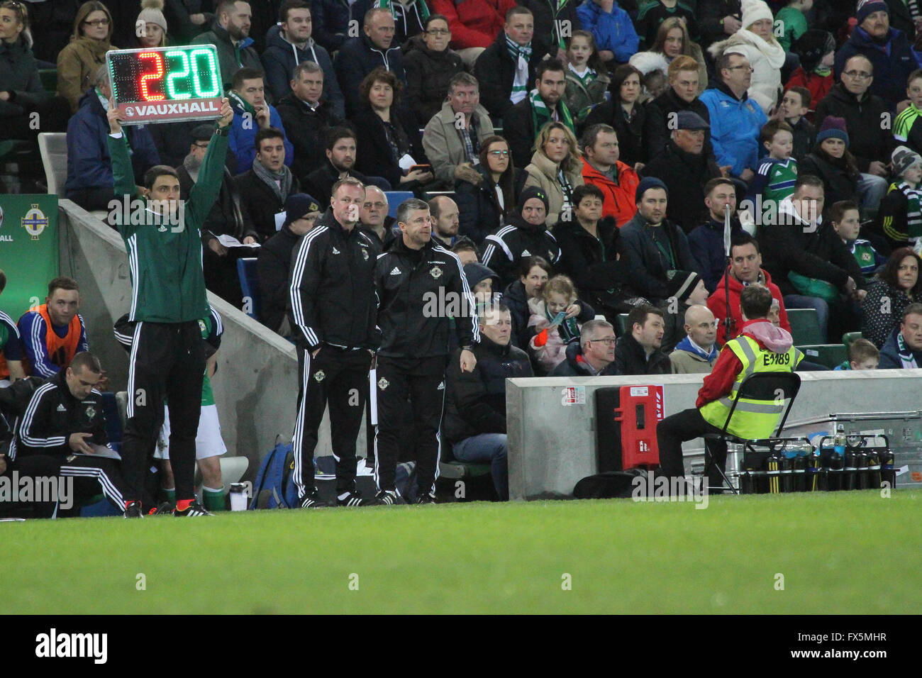 28 mars 2016 - défi international de Vauxhall (Friendly). L'Irlande du Nord 1 Slovénie 0. L'entraîneur de l'Irlande du Nord Stephen Robinson (à droite) avec le manager de Michael O'Neill. Banque D'Images