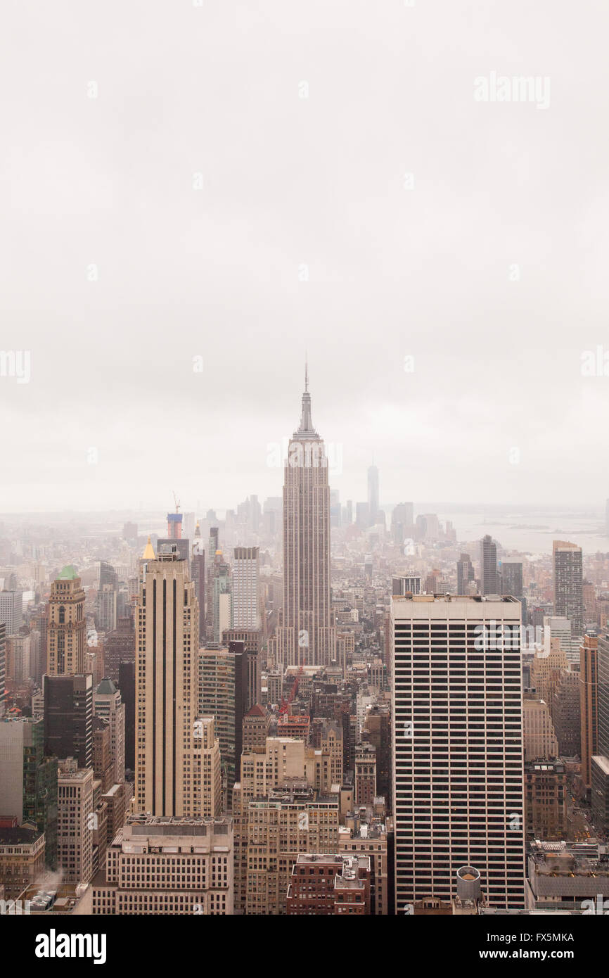 Vue sur l'Empire State Building et Manhattan du haut de la roche, Rockefeller Center, New York City, États-Unis d'Amérique Banque D'Images