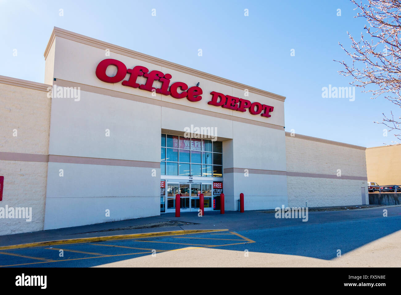 La boutique Office Depot logo montrant contre un ciel bleu. Oklahoma City, Oklahoma, USA. Banque D'Images