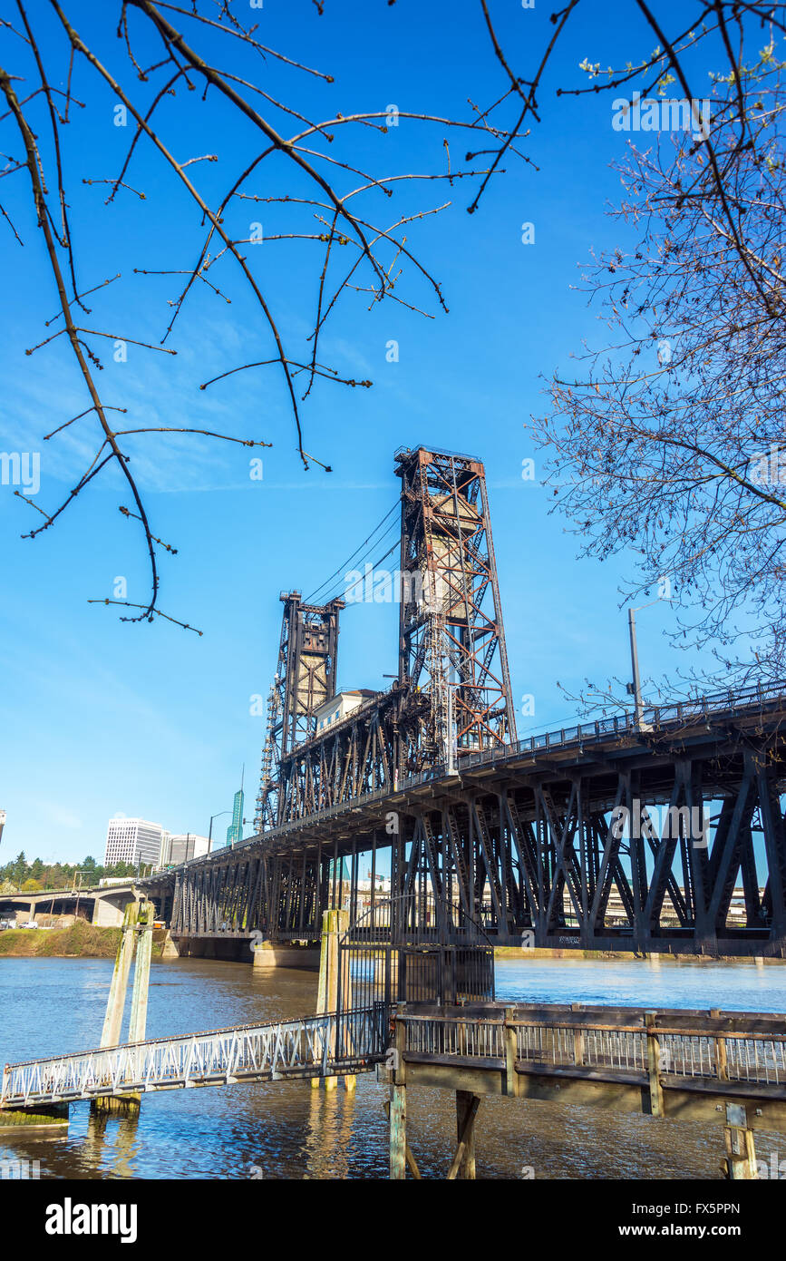 Vue verticale du pont en acier à Portland, Oregon, encadrée par des arbres sans feuilles Banque D'Images