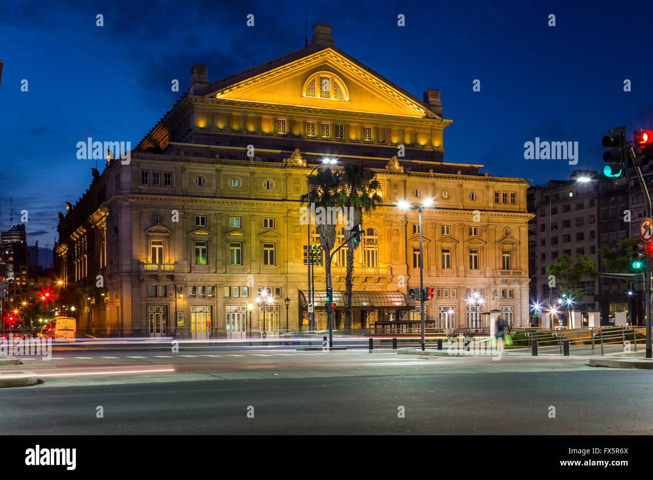 Le théâtre Colon illuminée la nuit à Buenos Aires, Argentine, Amérique du Sud. Banque D'Images