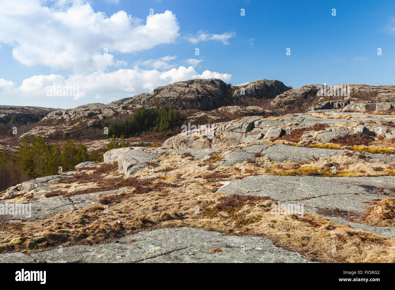 Paysage de montagne norvégienne avec des roches sous ciel bleu Banque D'Images