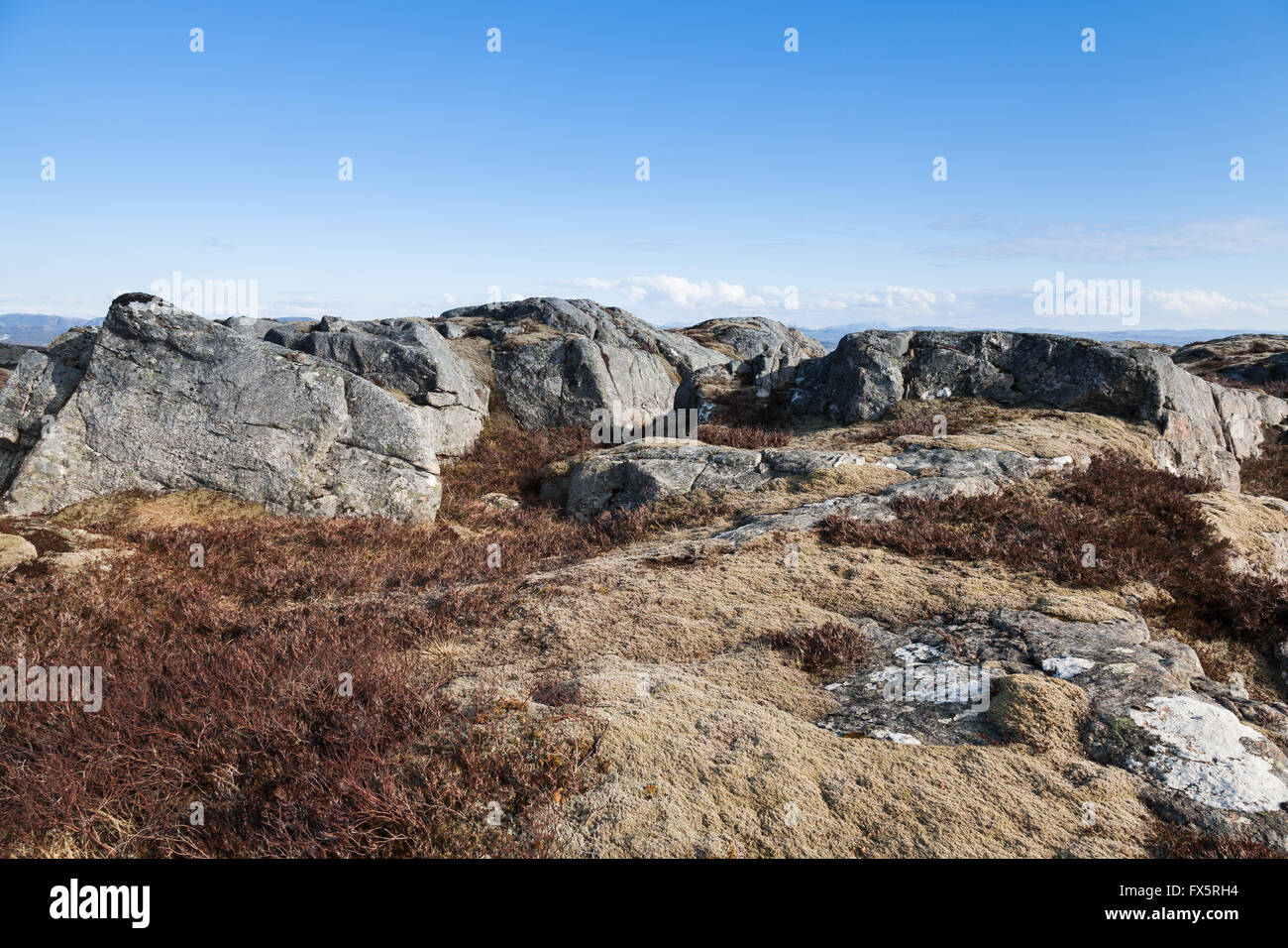 Paysage de montagne norvégienne, gris foncé des roches sous ciel bleu Banque D'Images