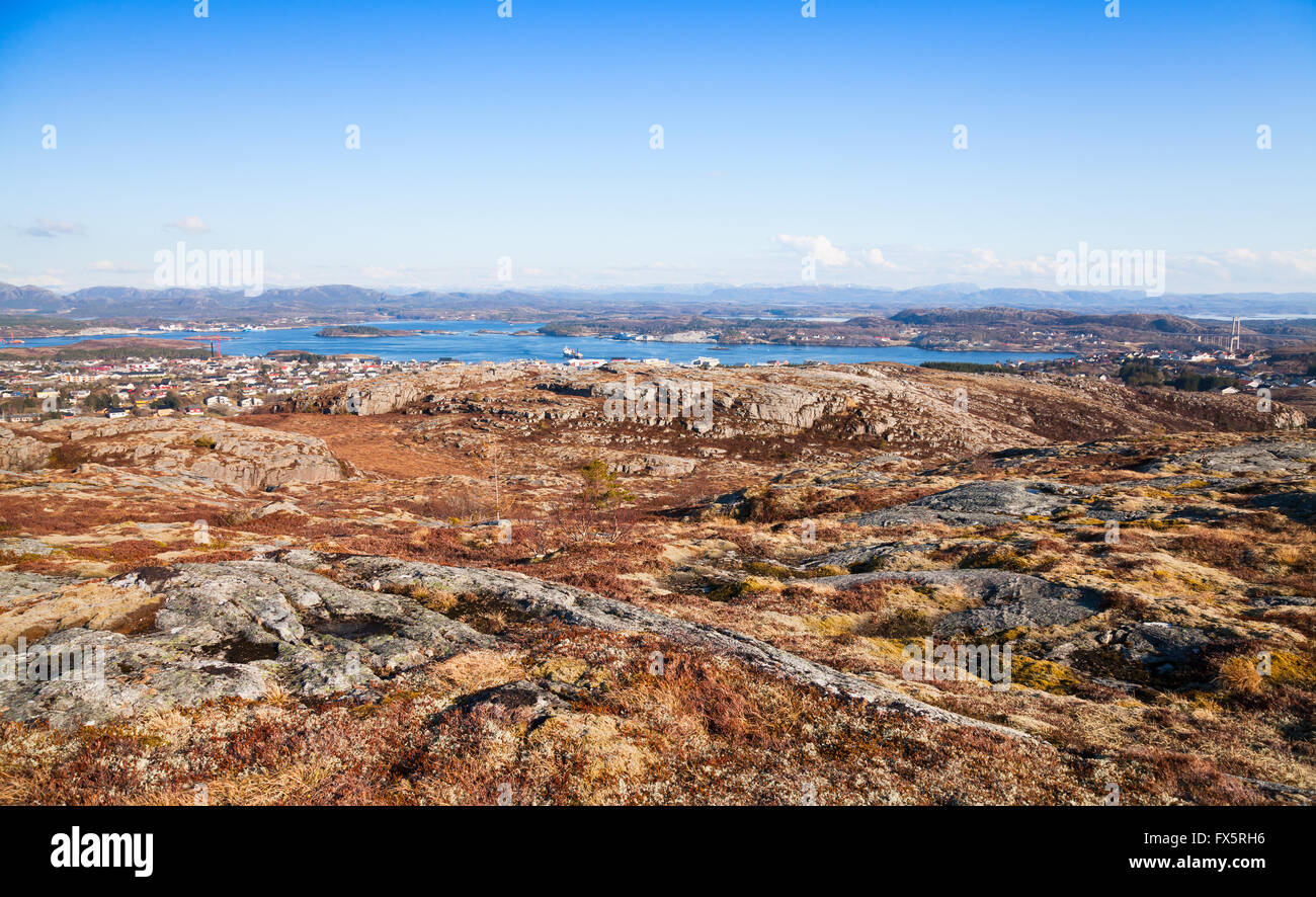 Paysage de montagne norvégienne de printemps avec des roches côtières sous ciel bleu Banque D'Images