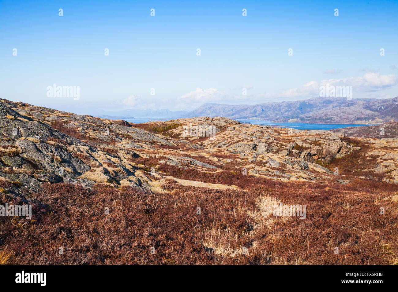 Paysage de montagne norvégienne de printemps avec pierres plates under blue sky Banque D'Images