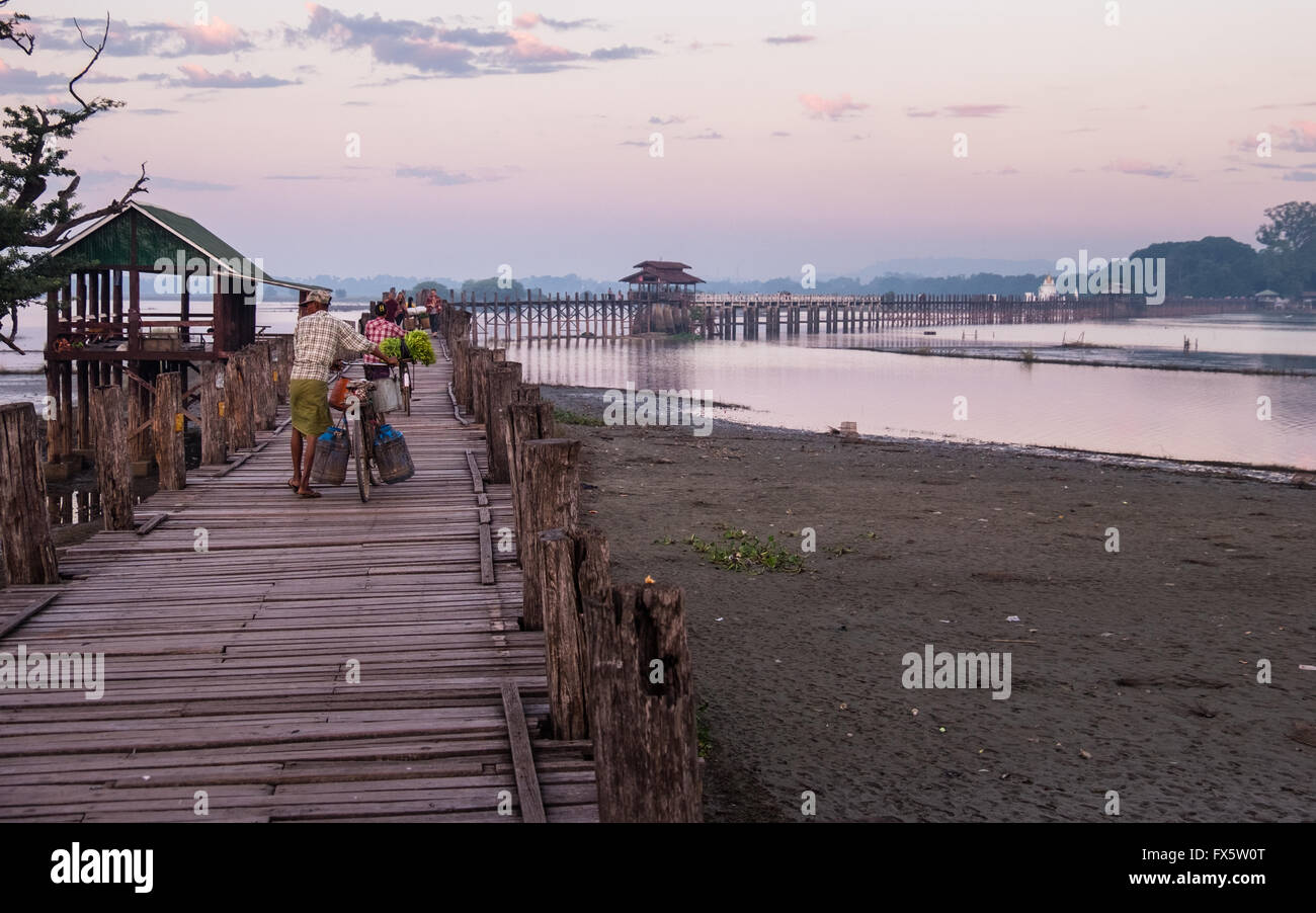 Les gens de marcher à travers le pont de U Bein à l'aube Banque D'Images