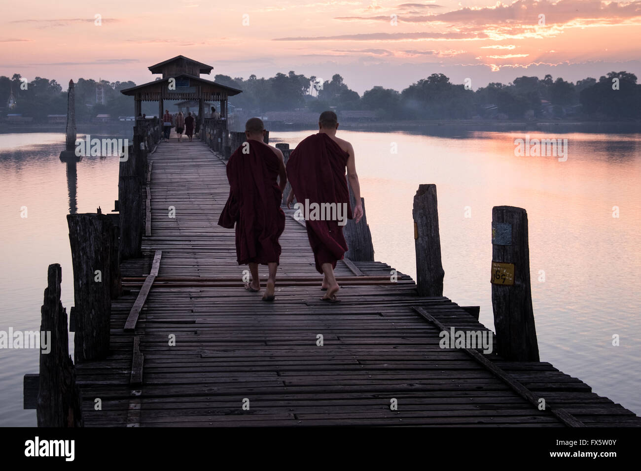Deux moines à pied à travers le pont de U Bein en bois près d'Amapura à Mandalay. Banque D'Images