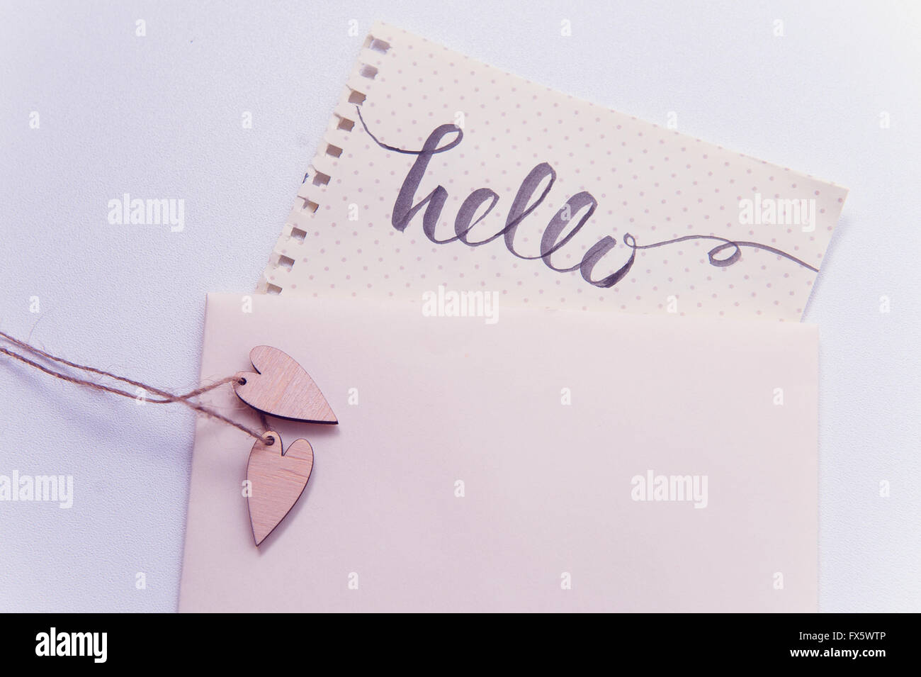 Deux amoureux coeur et paroles Hello pour carte greating Banque D'Images