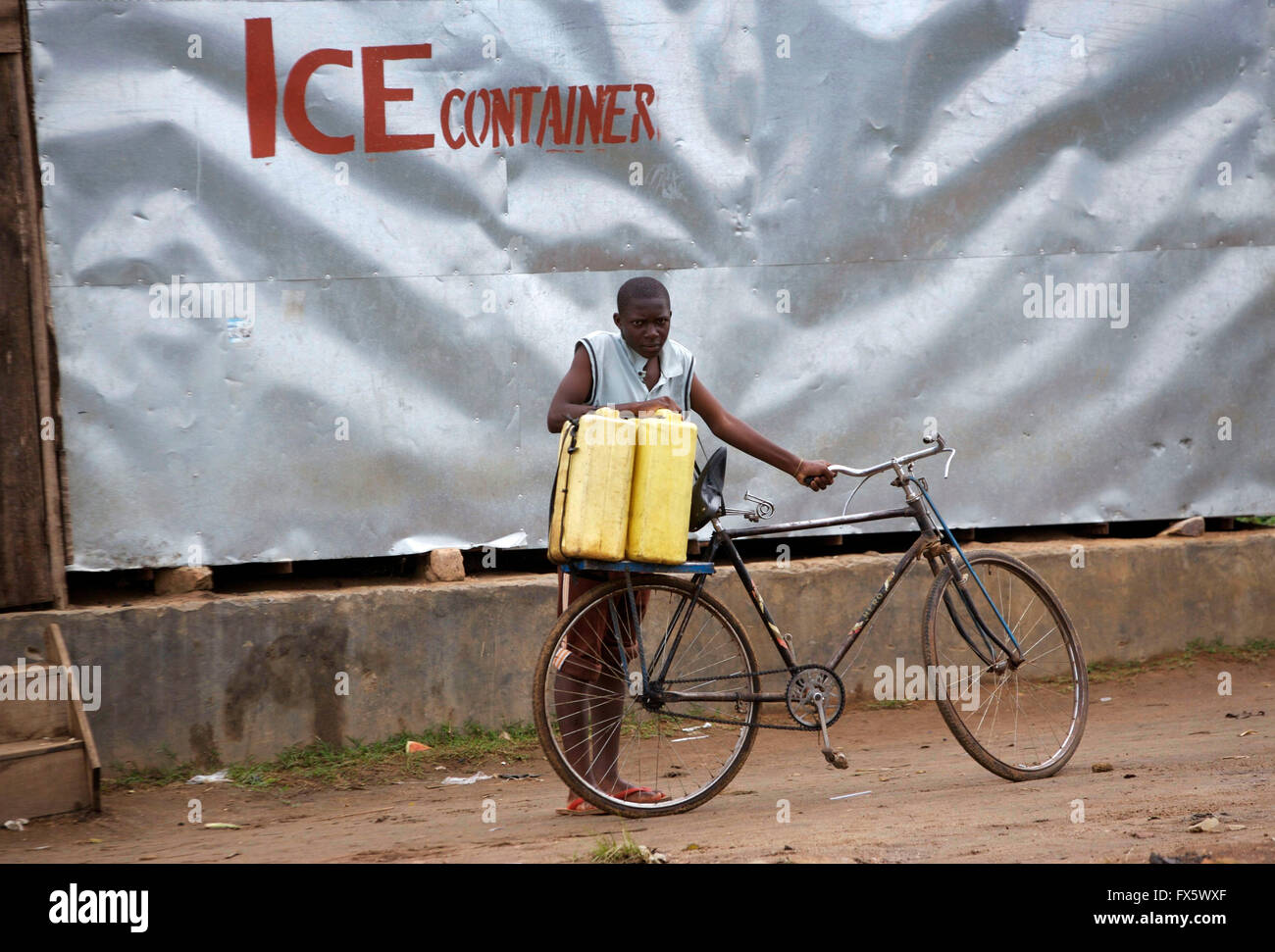 La collecte de l'eau dans des jerrycans provenant du lac Victoria en Ouganda, Afrique Banque D'Images