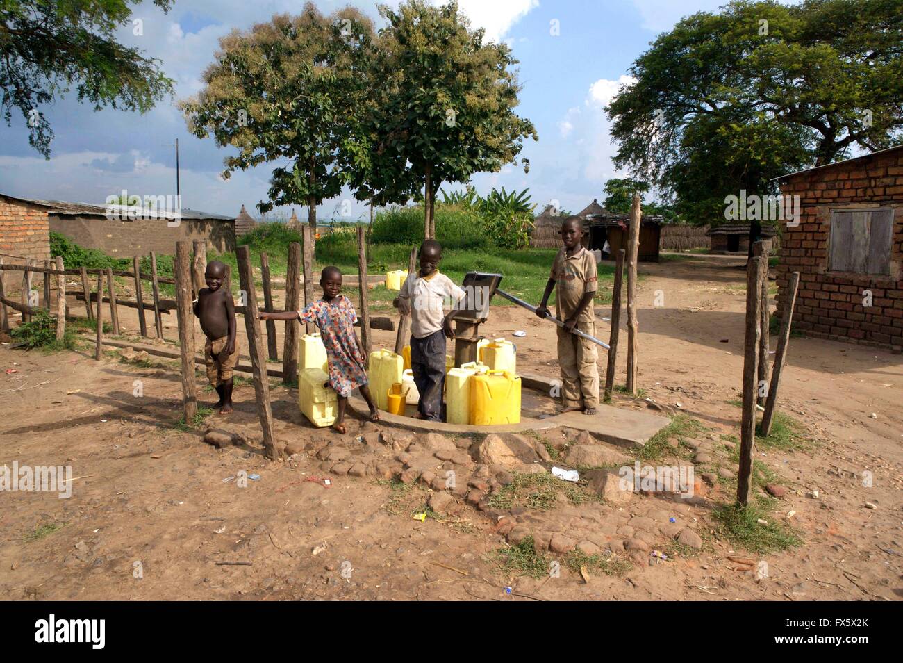 Recueillir l'eau d'un puits en Ouganda, Afrique Banque D'Images