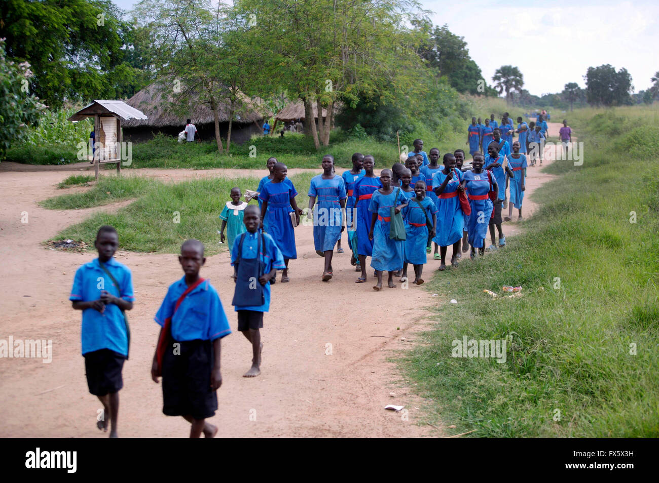 Les enfants dans les régions rurales de l'Ouganda à l'école à pied Banque D'Images