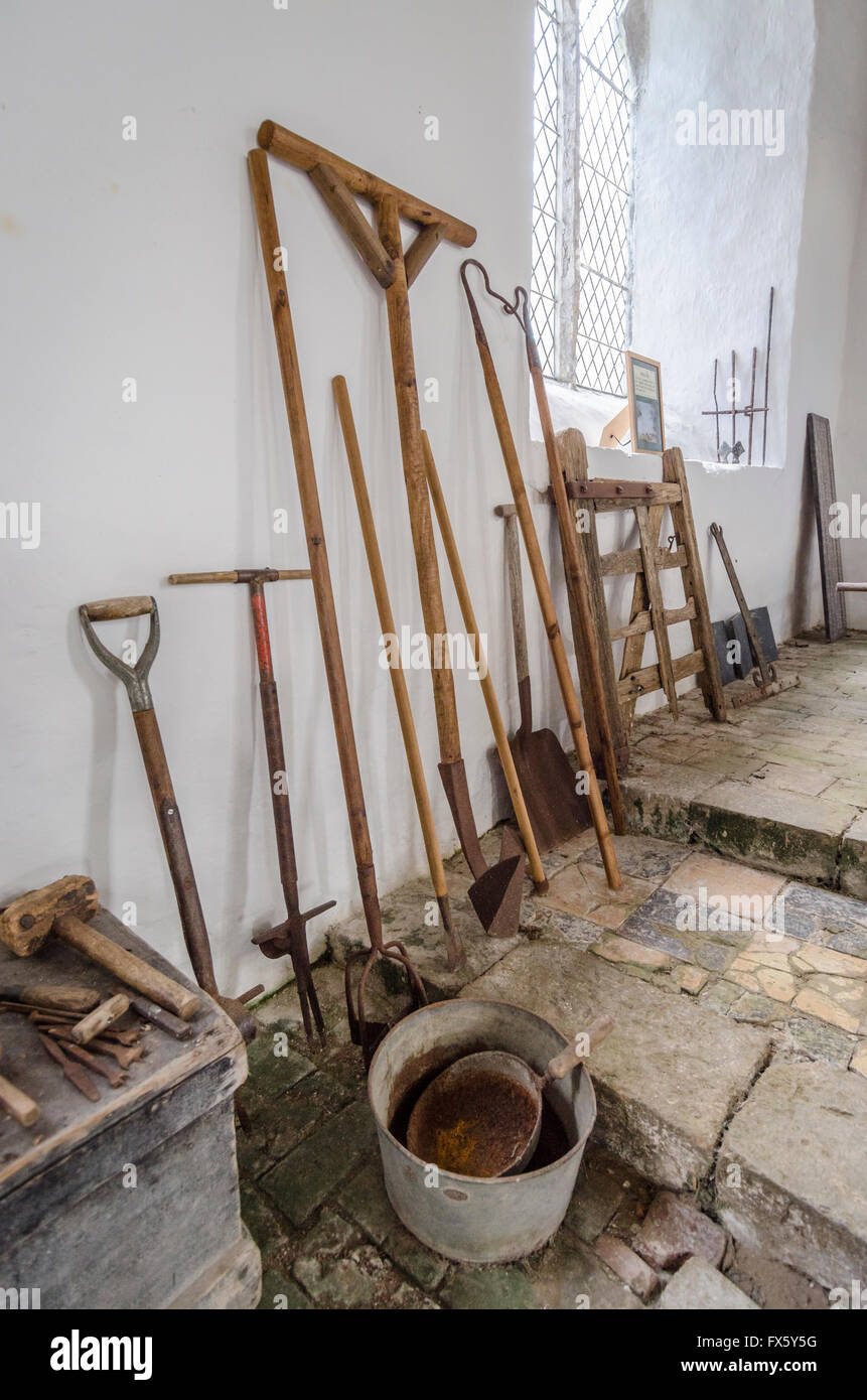Ancienne ferme de l'équipement, un tableau de divers outils à main utilisés par les bergers Banque D'Images