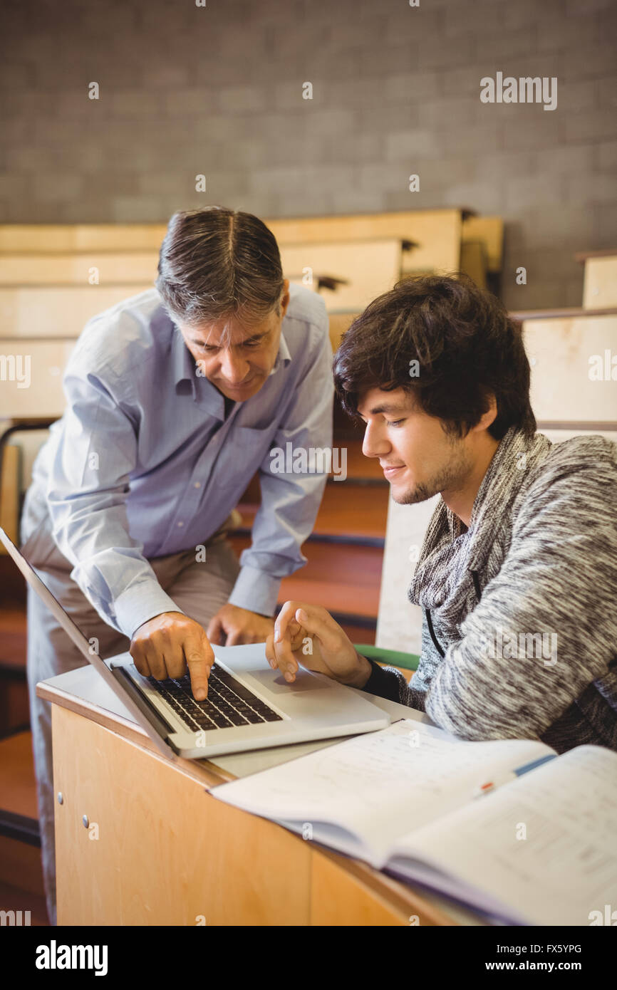 Le professeur aider un étudiant en classe Banque D'Images