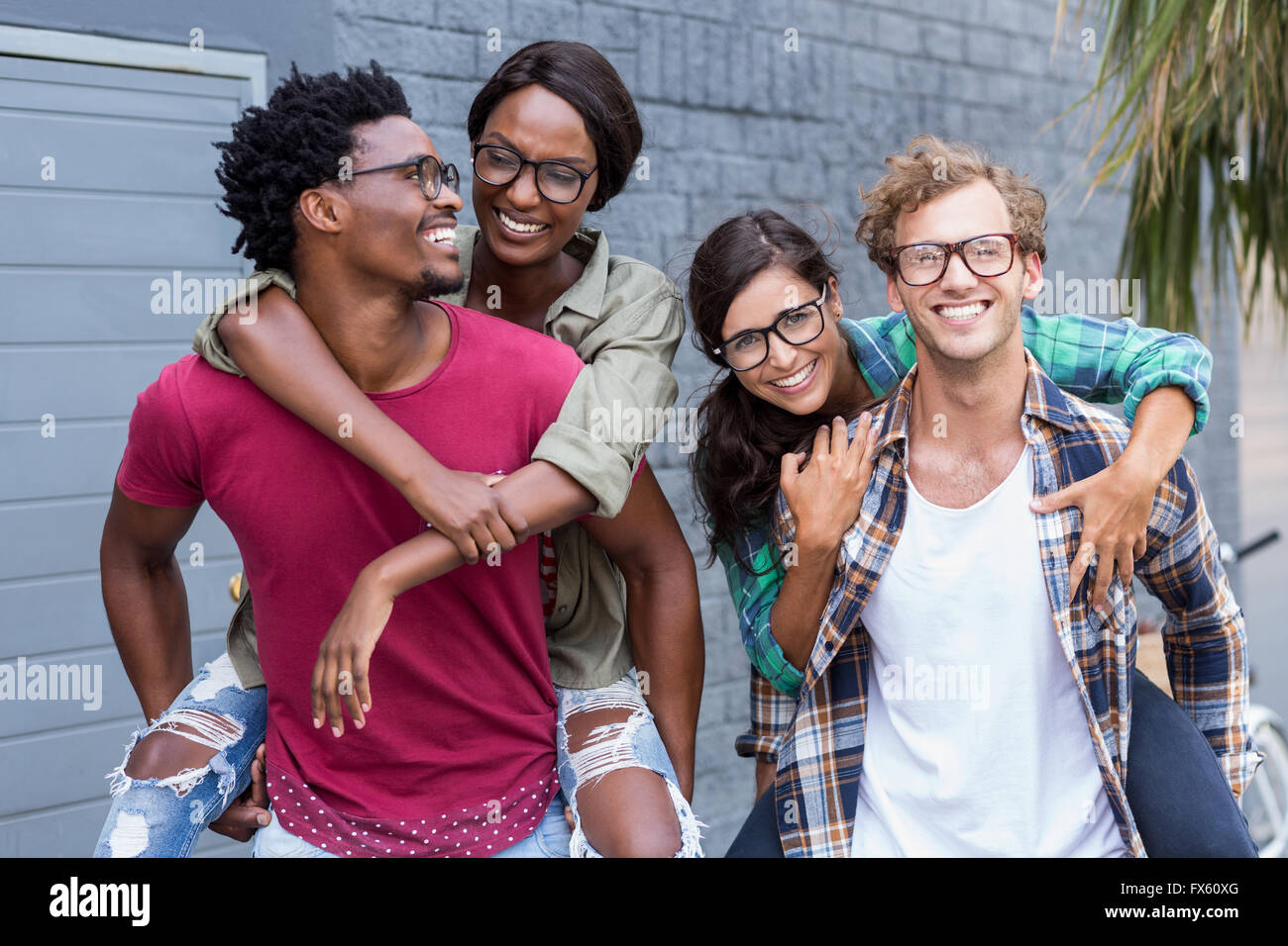 Les jeunes hommes de donner aux femmes de ferroutage Banque D'Images