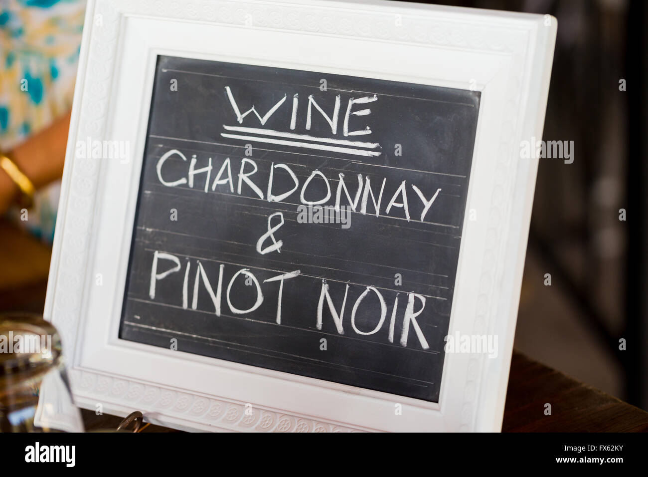 Panneau indiquant la carte des vins à l'occasion d'un mariage dans le sud de l'Oregon recepiton comprend chardonnay et pinot noir. Banque D'Images