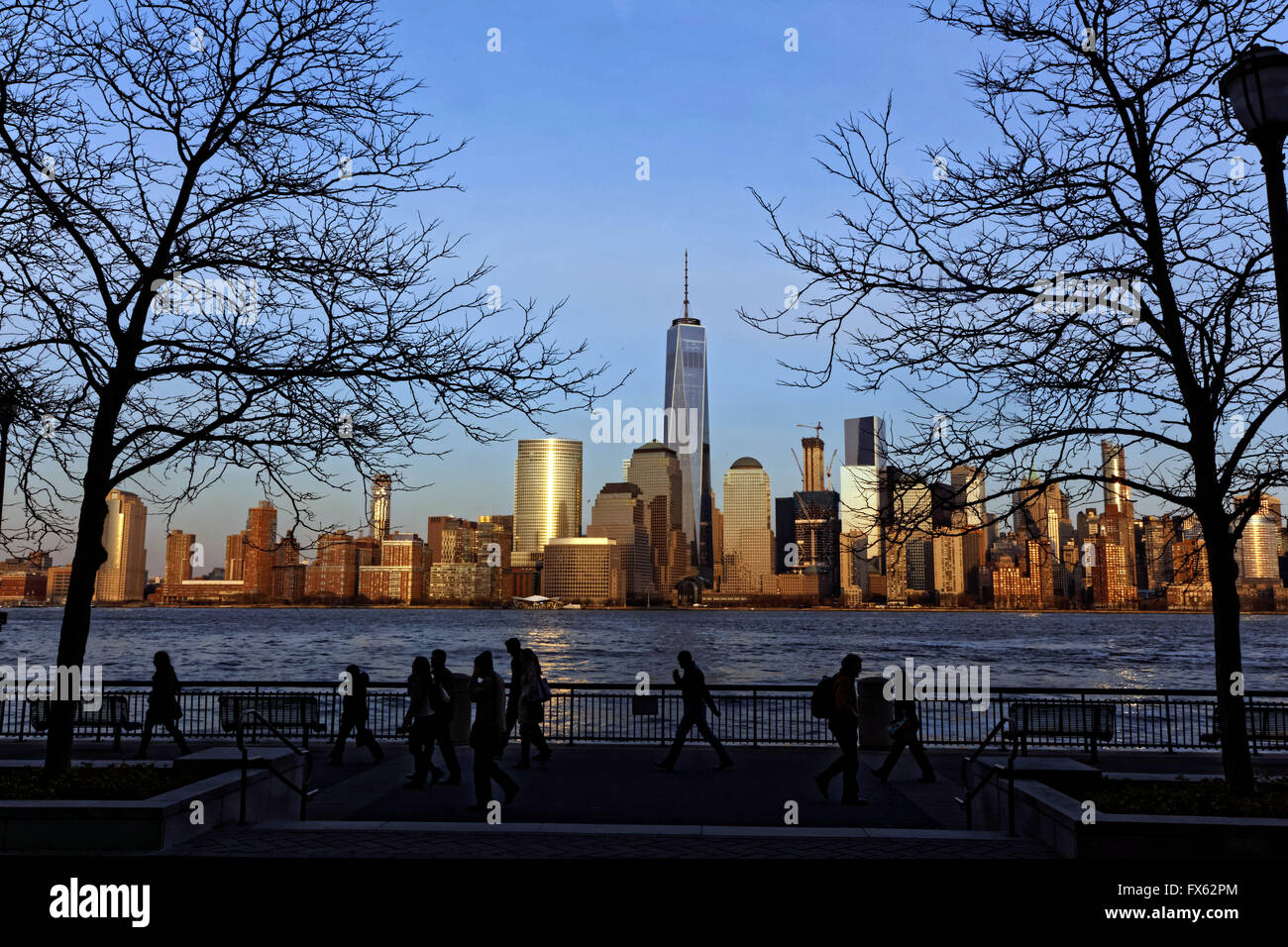 Le quartier financier de Manhattan skyline de New York donnant sur l'Hudson, avec One World Trade Center. Banque D'Images