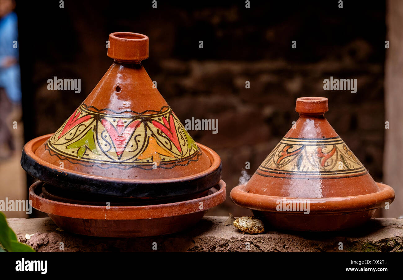 Tagine pots dans la cuisine d'une maison berbère traditionnelle dans la vallée de l'Ourika, Maroc, Afrique du Nord. Banque D'Images