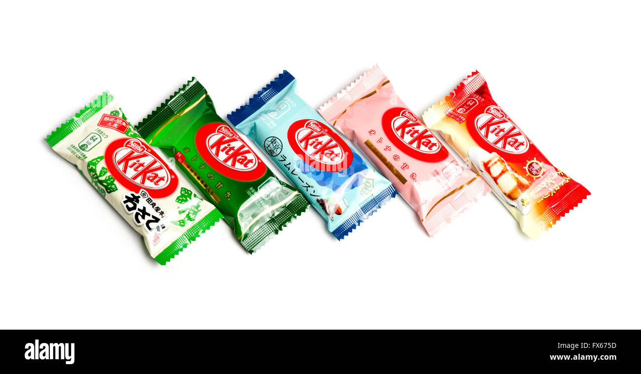 Variété de saveurs KitKat du Japon. (Wasabi, le matcha (thé vert), rhum et raisins, framboises et gâteau au fromage aux fraises) Banque D'Images