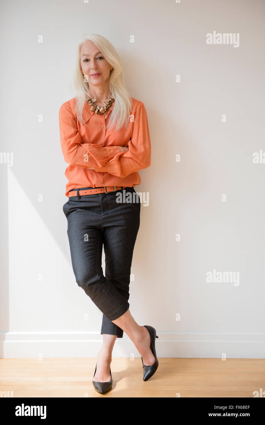 Caucasian businesswoman standing with arms crossed Banque D'Images