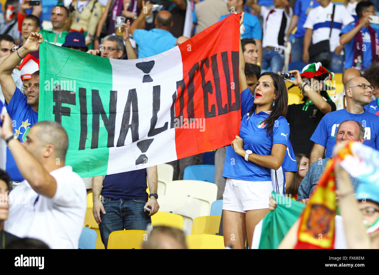 Kiev, UKRAINE - Juillet 1, 2012 : l'équipe d'Italie partisans montrer leur soutien pendant l'UEFA EURO 2012 à un CNS finale du Championnat Stade Olympique de Kiev, Ukraine Banque D'Images