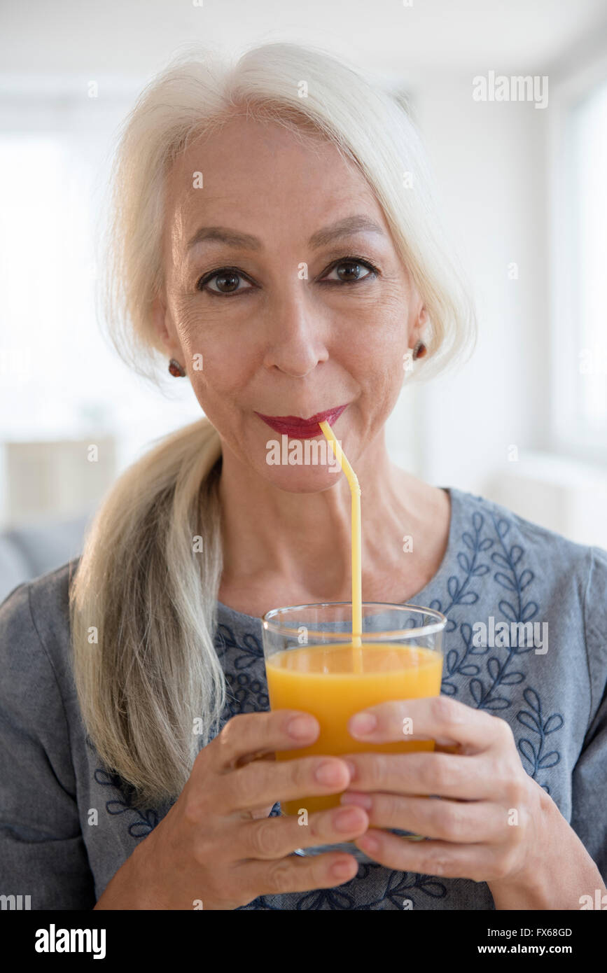 Caucasian woman drinking juice d Banque D'Images