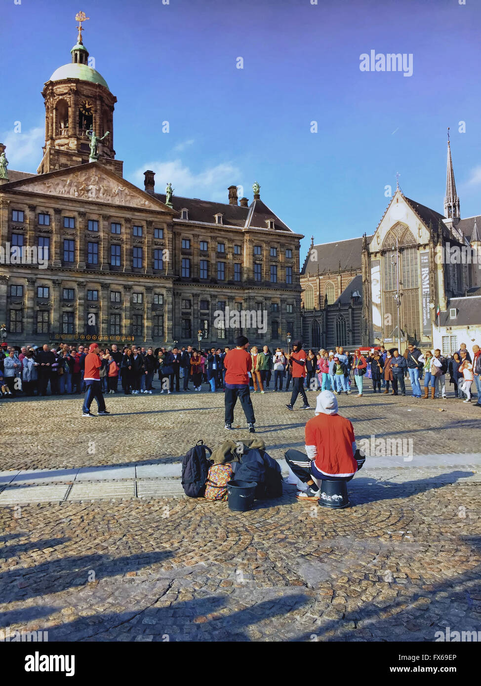 Street dancers mettre un spectacle sur la place du Dam à Amsterdam Banque D'Images