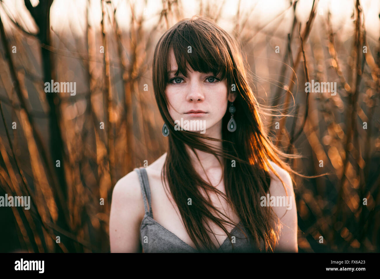 Caucasian woman standing dans de grandes plantes Banque D'Images