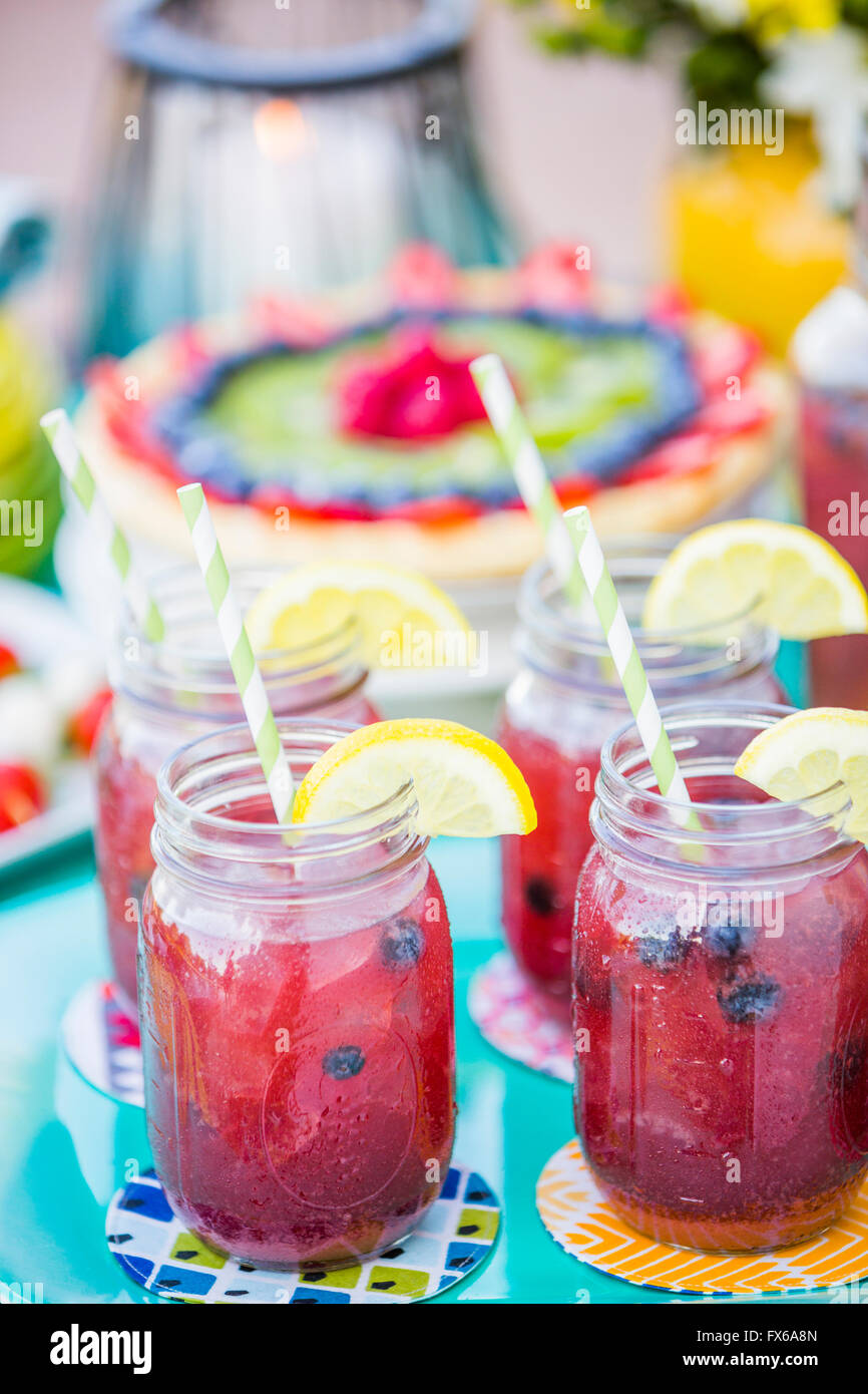 Jus de fruits en pots à l'extérieur Banque D'Images