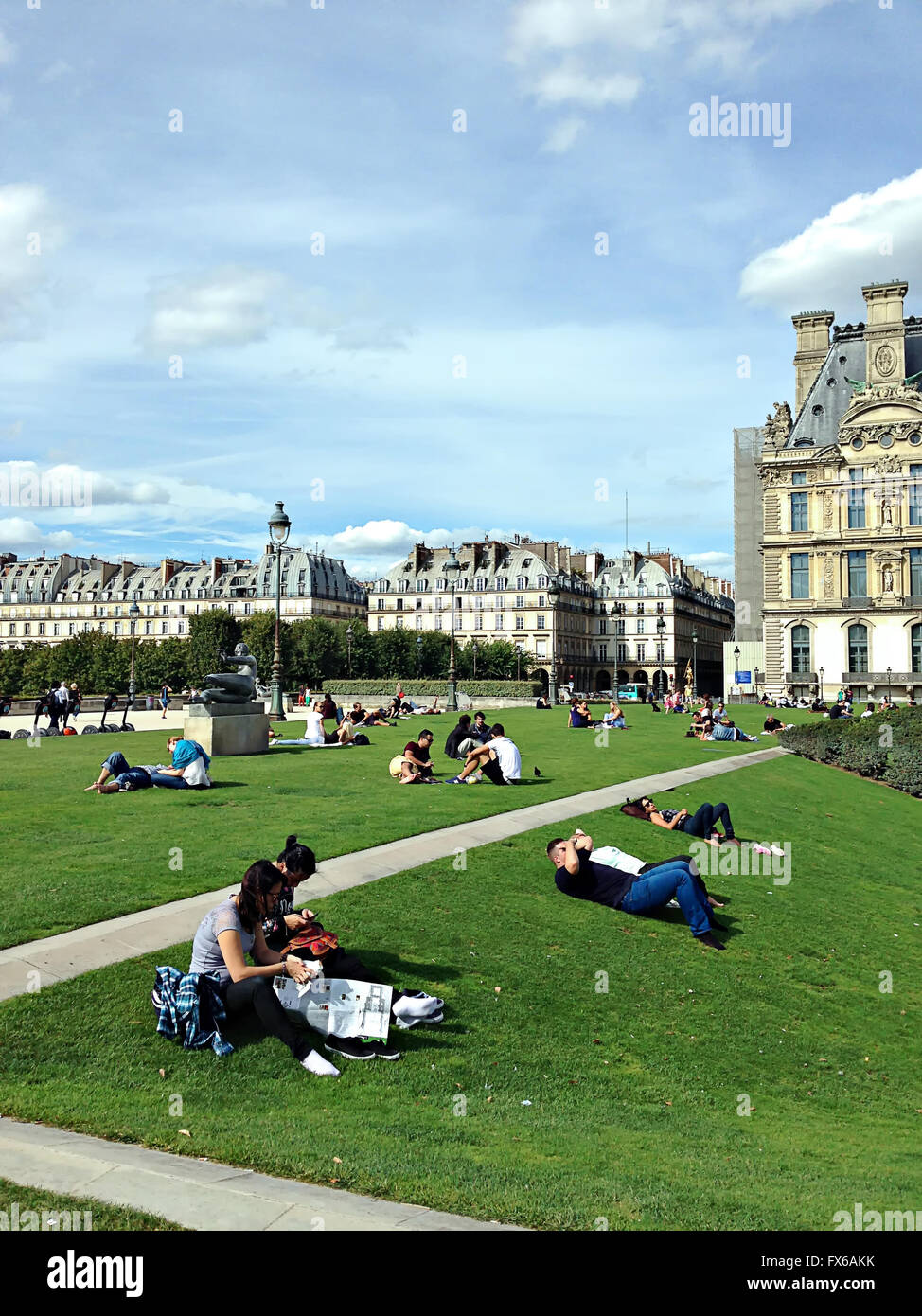 Les gens fréquentent les Jardin des Tuileries à Paris Banque D'Images