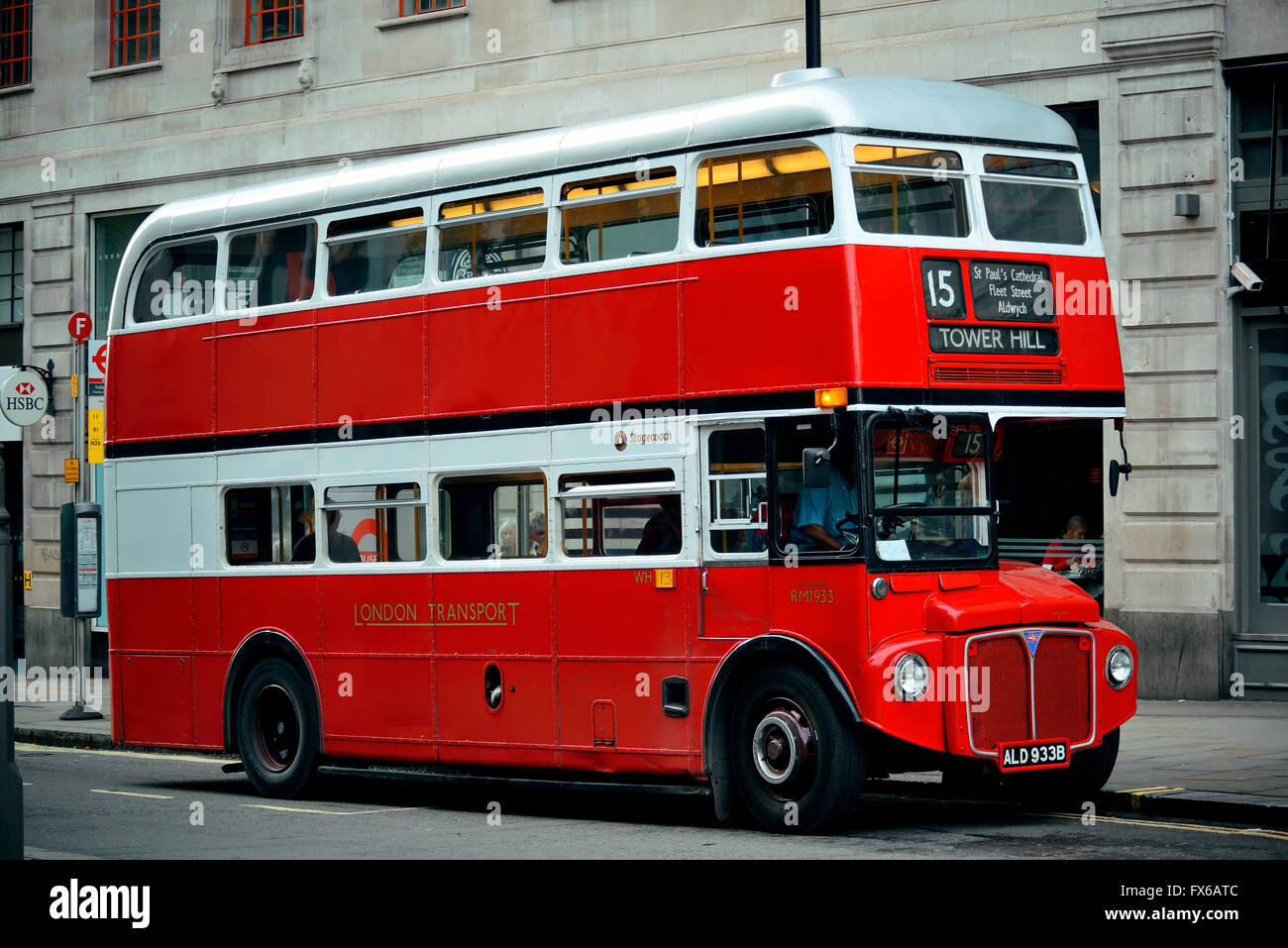 Londres, UK - OCT 27 : Vintage red bus dans Street le 27 septembre 2013 à Londres, au Royaume-Uni. Londres est la ville la plus visitée du monde et Banque D'Images