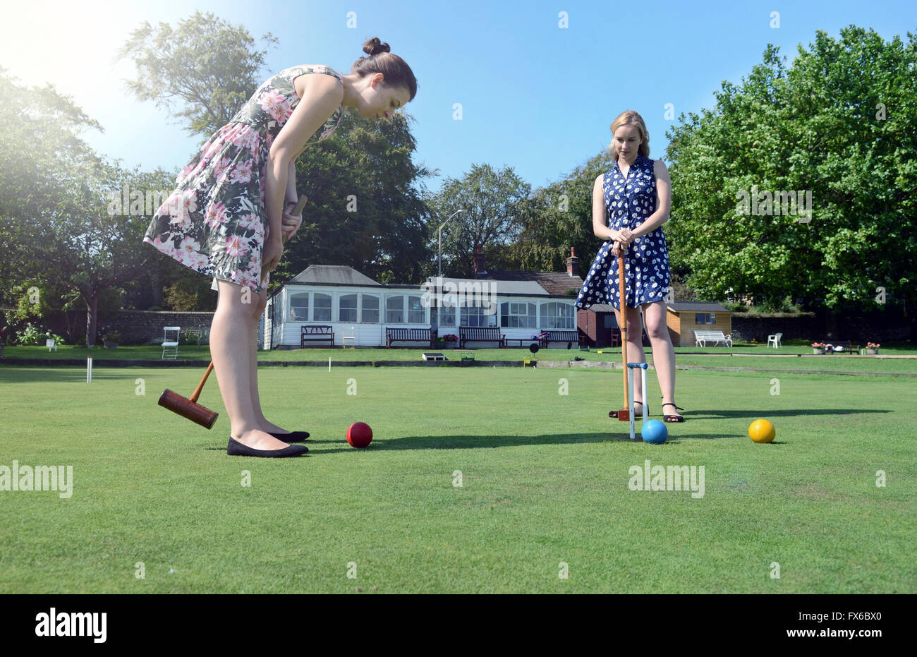 Les femmes de race blanche jouer au croquet sur la pelouse Banque D'Images