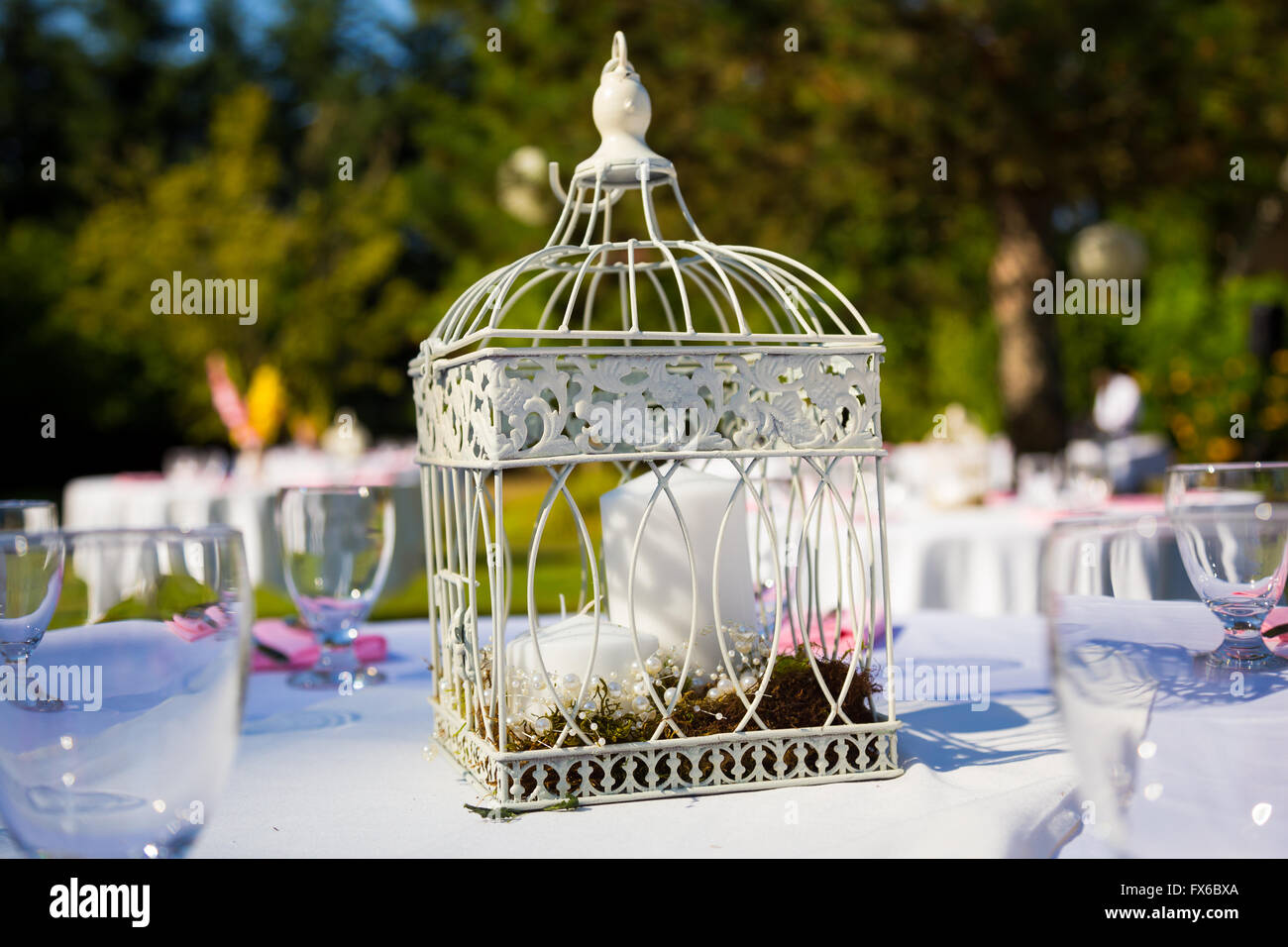 Décor de table et décoration lors d'une réception de mariage en plein air. Banque D'Images