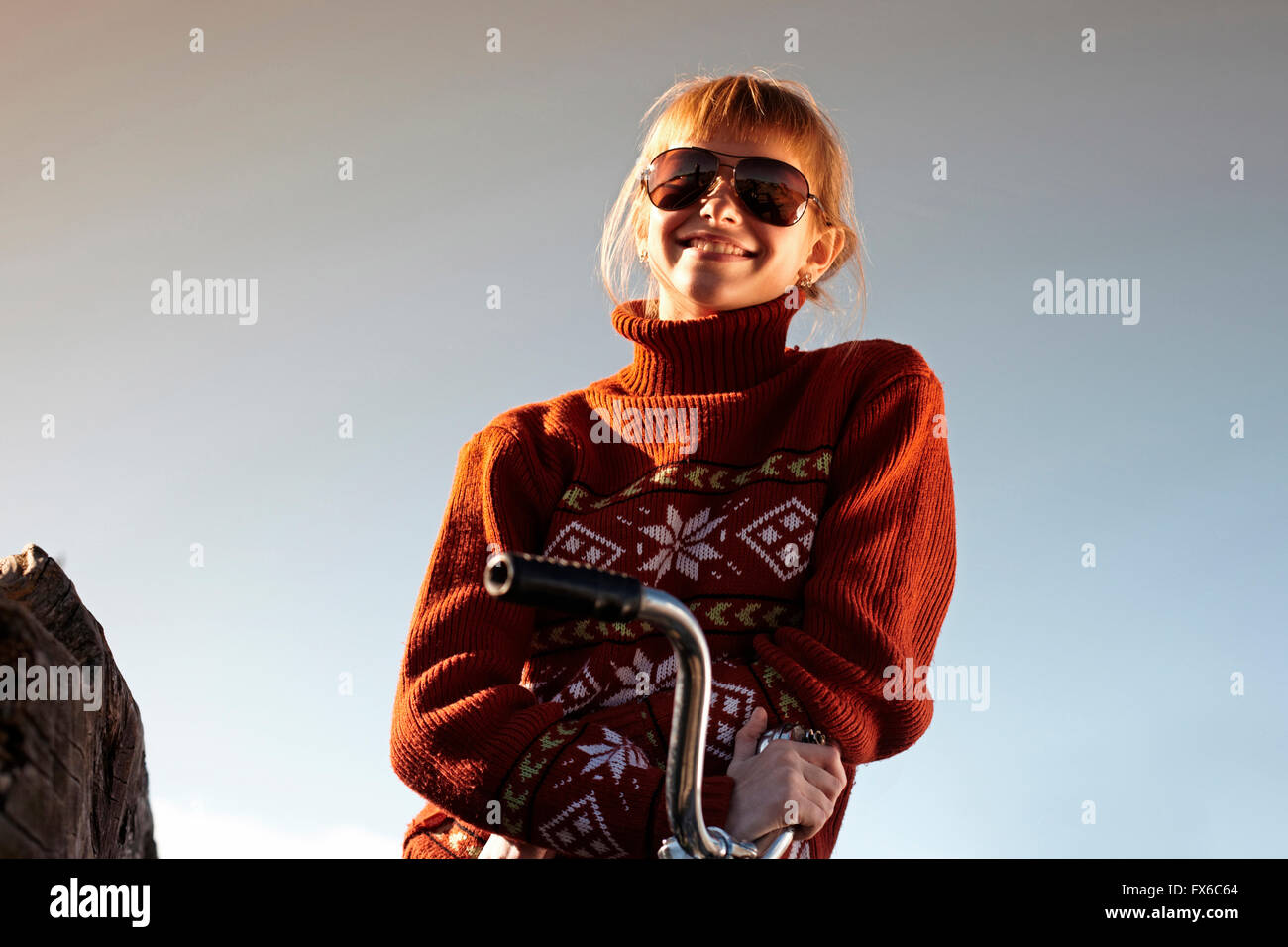 Caucasian girl smiling on bicycle Banque D'Images